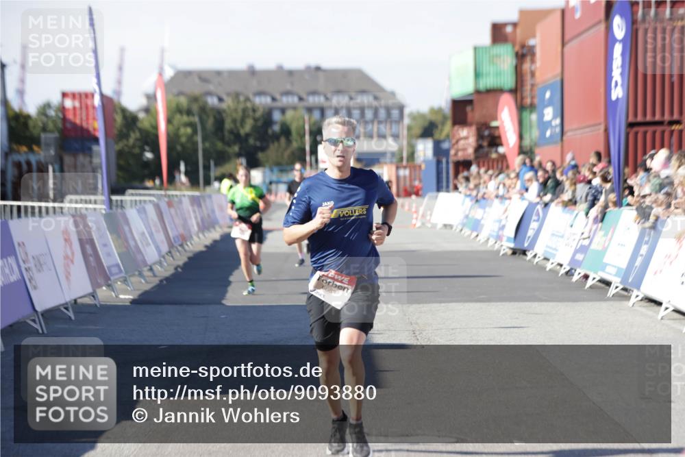 03.10.2025 - Köhlbrandbrückenlauf Jannik Wohlers http://msf.ph/oto/9093880 03.10.2025 12:54:38 Ziel 4060, 4106, 4209, 6621, 6683 meine-sportfotos.de