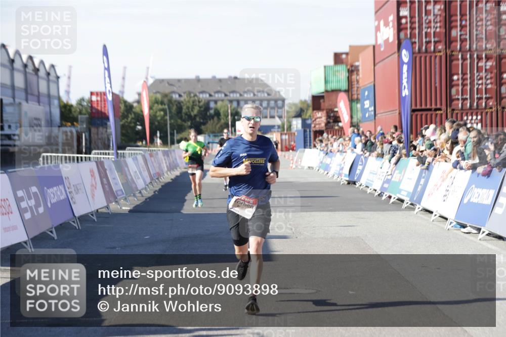 03.10.2025 - Köhlbrandbrückenlauf Jannik Wohlers http://msf.ph/oto/9093898 03.10.2025 12:54:38 Ziel 4060, 4106, 4209, 6621, 6683 meine-sportfotos.de