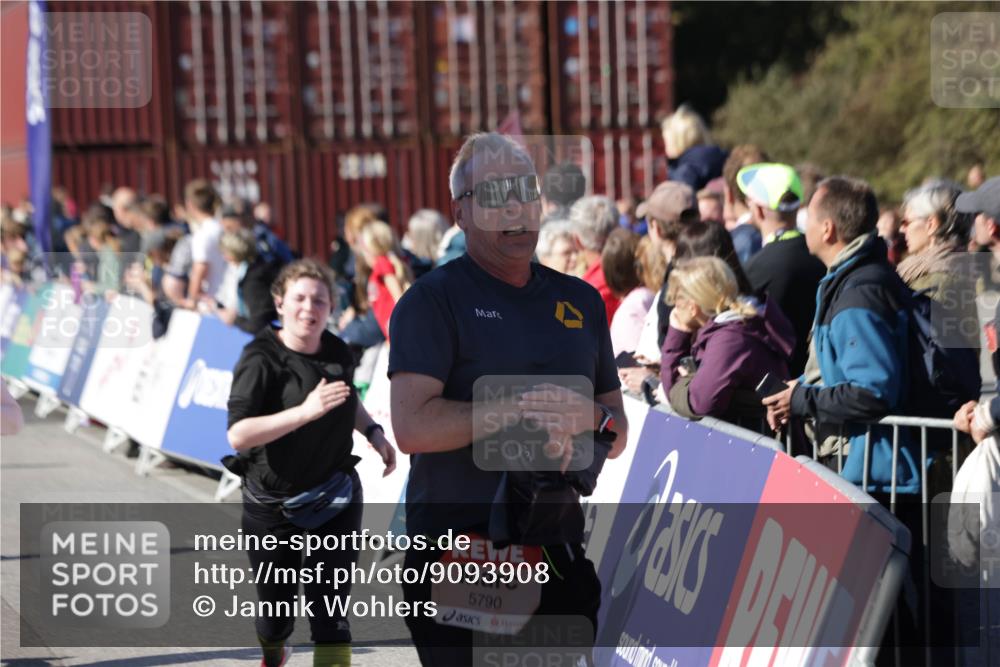 03.10.2025 - Köhlbrandbrückenlauf Jannik Wohlers http://msf.ph/oto/9093908 03.10.2025 13:20:26 Ziel 4385, 4570, 4571, 4591, 4672, 4739, 4859, 4994, 5082, 5144, 5160, 5208, 5631, 5672, 5683, 5790, 5850, 6035, 6136 meine-sportfotos.de