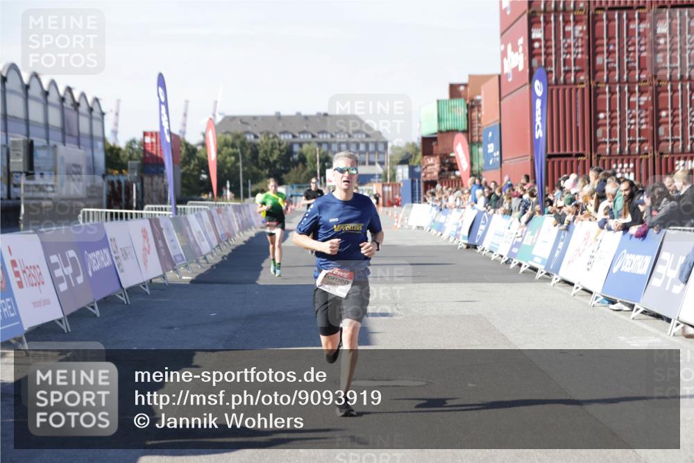03.10.2025 - Köhlbrandbrückenlauf Jannik Wohlers http://msf.ph/oto/9093919 03.10.2025 12:54:38 Ziel 4060, 4106, 4209, 6621, 6683 meine-sportfotos.de