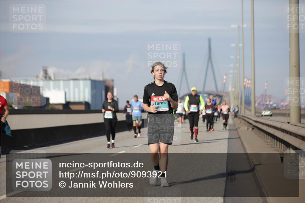 03.10.2025 - Köhlbrandbrückenlauf Jannik Wohlers http://msf.ph/oto/9093921 03.10.2025 10:12:24 Position 3 2631 meine-sportfotos.de