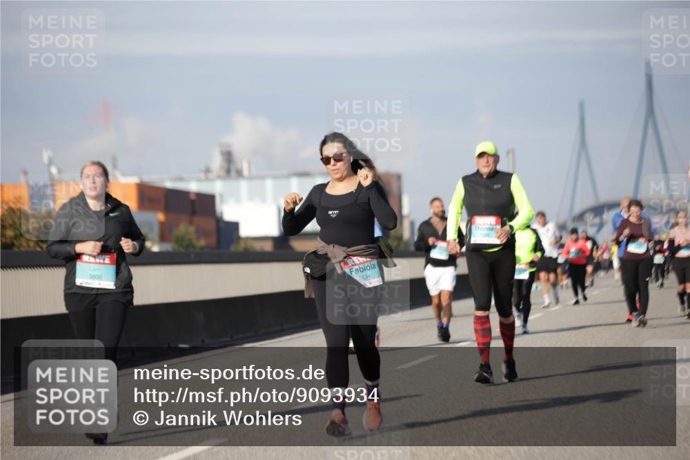 03.10.2025 - Köhlbrandbrückenlauf Jannik Wohlers http://msf.ph/oto/9093934 03.10.2025 10:12:29 Position 3 3800, 2634 meine-sportfotos.de