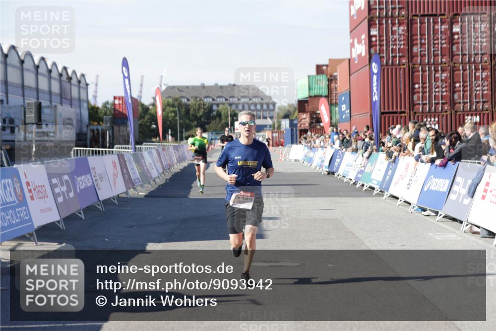 03.10.2025 - Köhlbrandbrückenlauf Jannik Wohlers http://msf.ph/oto/9093942 03.10.2025 12:54:38 Ziel 4060, 4106, 4209, 6621, 6683 meine-sportfotos.de