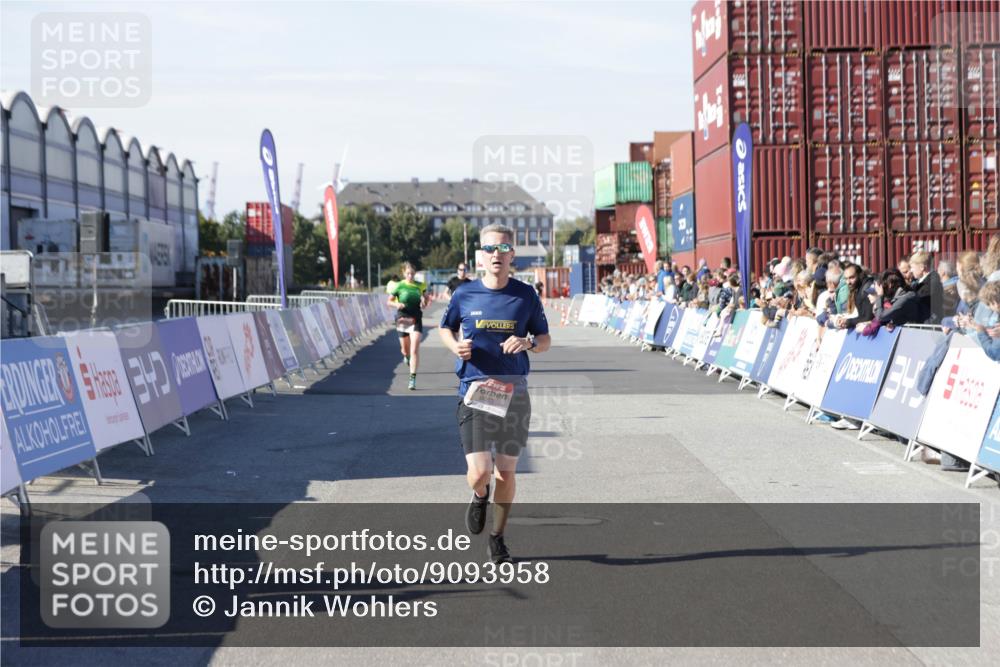 03.10.2025 - Köhlbrandbrückenlauf Jannik Wohlers http://msf.ph/oto/9093958 03.10.2025 12:54:38 Ziel 4060, 4106, 4209, 6621, 6683 meine-sportfotos.de