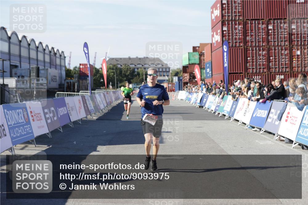 03.10.2025 - Köhlbrandbrückenlauf Jannik Wohlers http://msf.ph/oto/9093975 03.10.2025 12:54:38 Ziel 4060, 4106, 4209, 6621, 6683 meine-sportfotos.de