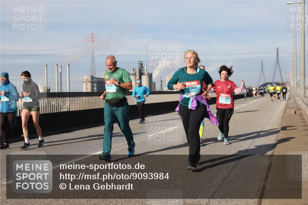 03.10.2025 - Köhlbrandbrückenlauf Lena Gebhardt http://msf.ph/oto/9093984 03.10.2025 10:09:03 Position 2 2272, 2175, 2554 meine-sportfotos.de