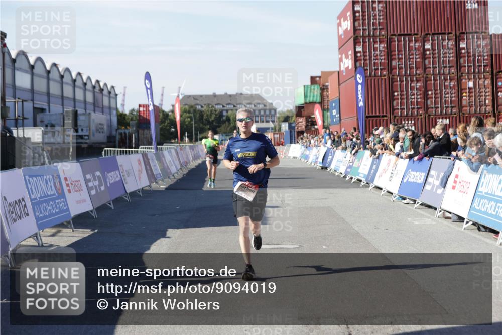 03.10.2025 - Köhlbrandbrückenlauf Jannik Wohlers http://msf.ph/oto/9094019 03.10.2025 12:54:38 Ziel 4060, 4106, 4209, 6621, 6683 meine-sportfotos.de