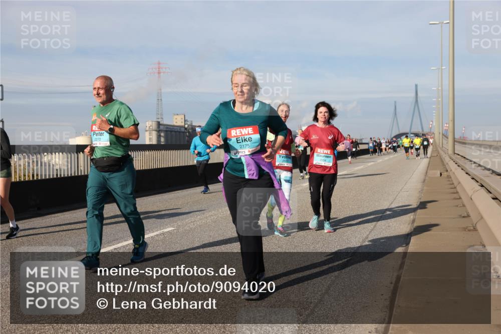 03.10.2025 - Köhlbrandbrückenlauf Lena Gebhardt http://msf.ph/oto/9094020 03.10.2025 10:09:04 Position 2 2272, 2175, 2533, 2554 meine-sportfotos.de