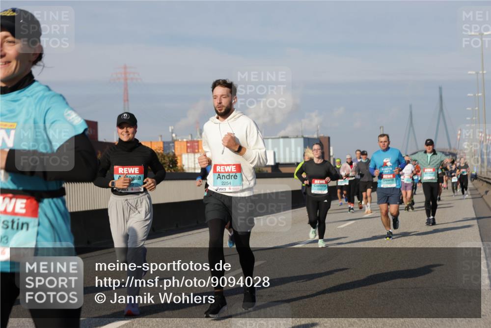 03.10.2025 - Köhlbrandbrückenlauf Jannik Wohlers http://msf.ph/oto/9094028 03.10.2025 10:00:55 Position 3 03, 6, 2254, 2041 meine-sportfotos.de