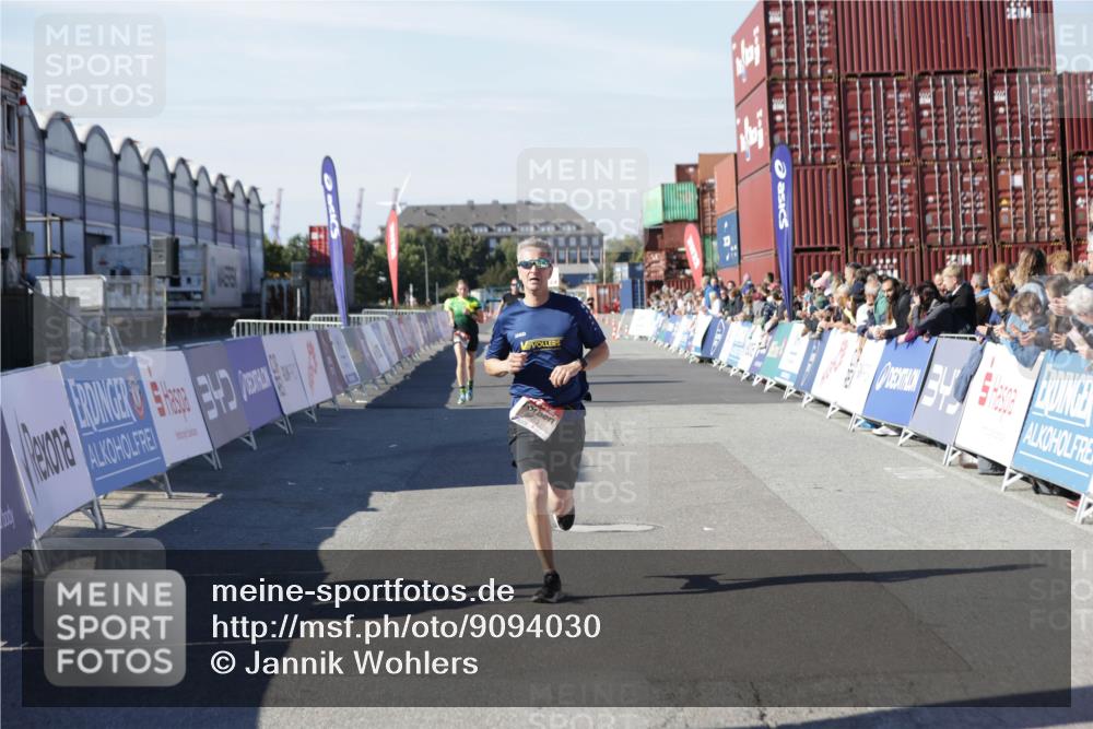 03.10.2025 - Köhlbrandbrückenlauf Jannik Wohlers http://msf.ph/oto/9094030 03.10.2025 12:54:38 Ziel 4060, 4106, 4209, 6621, 6683 meine-sportfotos.de