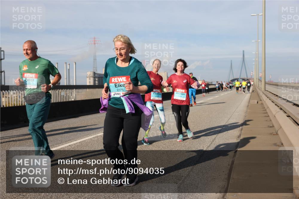 03.10.2025 - Köhlbrandbrückenlauf Lena Gebhardt http://msf.ph/oto/9094035 03.10.2025 10:09:04 Position 2 2272, 2175, 2533, 2554 meine-sportfotos.de