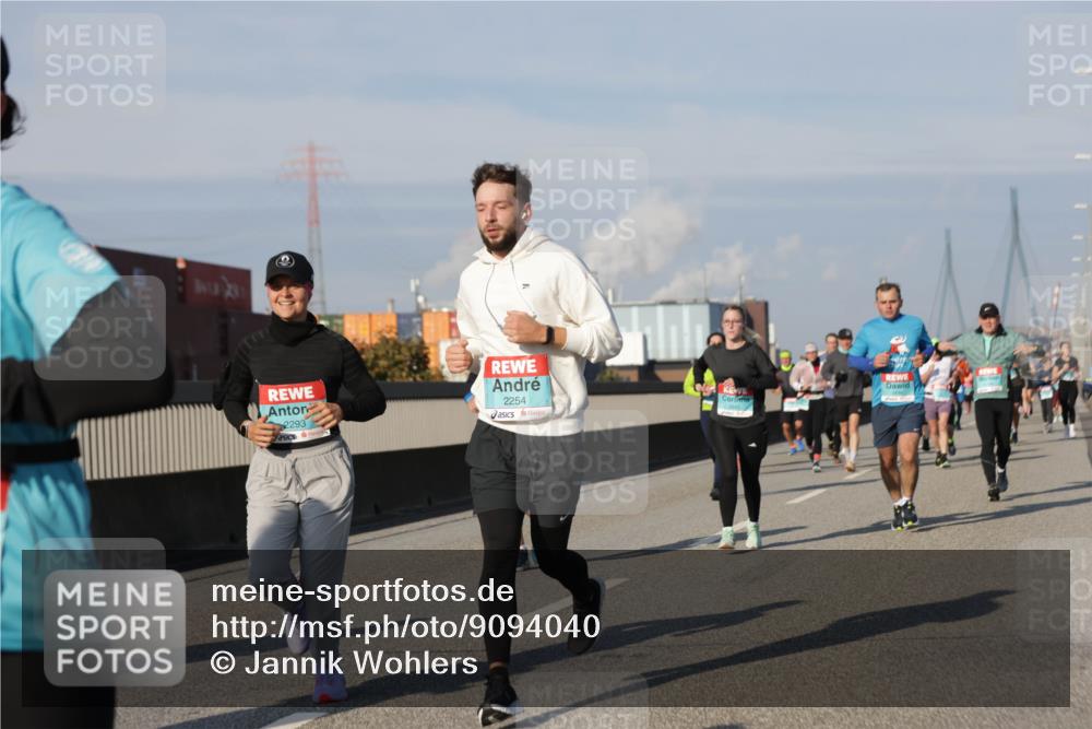 03.10.2025 - Köhlbrandbrückenlauf Jannik Wohlers http://msf.ph/oto/9094040 03.10.2025 10:00:55 Position 3 2293, 2254, 2641 meine-sportfotos.de