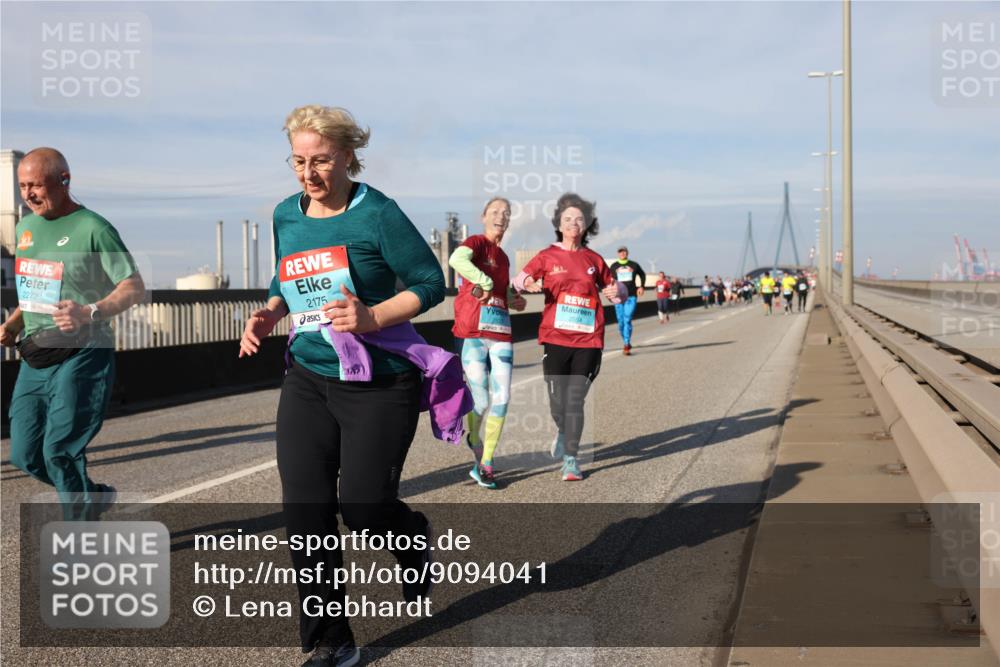 03.10.2025 - Köhlbrandbrückenlauf Lena Gebhardt http://msf.ph/oto/9094041 03.10.2025 10:09:04 Position 2 2272, 2175, 2554 meine-sportfotos.de