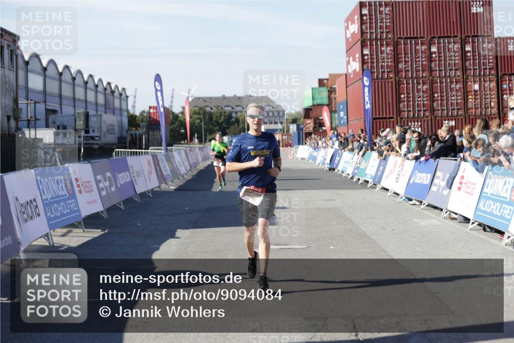 03.10.2025 - Köhlbrandbrückenlauf Jannik Wohlers http://msf.ph/oto/9094084 03.10.2025 12:54:38 Ziel 4060, 4106, 4209, 6621, 6683 meine-sportfotos.de