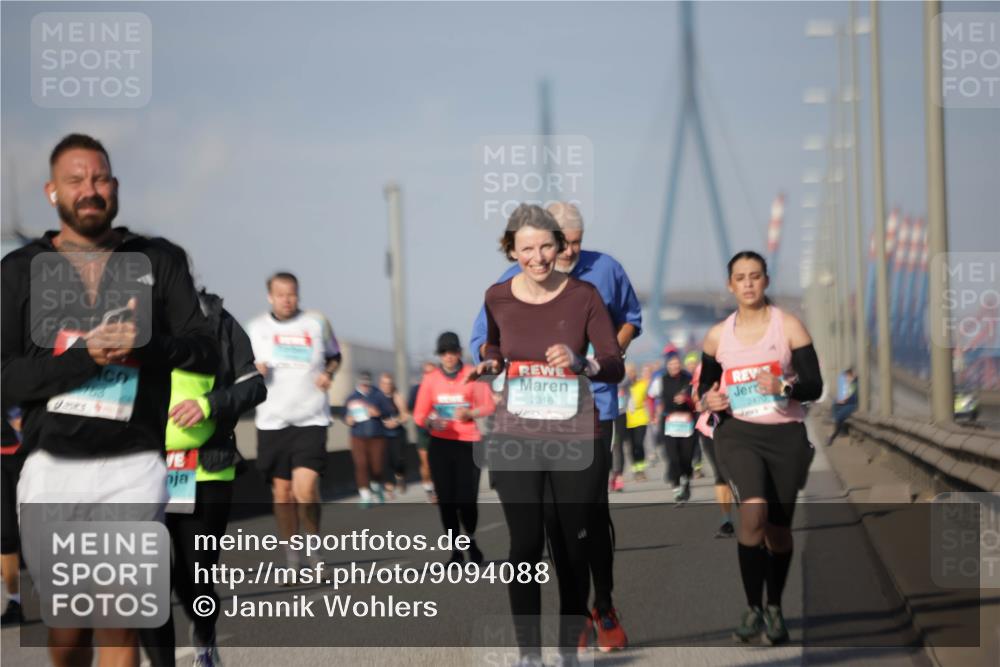 03.10.2025 - Köhlbrandbrückenlauf Jannik Wohlers http://msf.ph/oto/9094088 03.10.2025 10:12:35 Position 3 163, 2316, 2470 meine-sportfotos.de