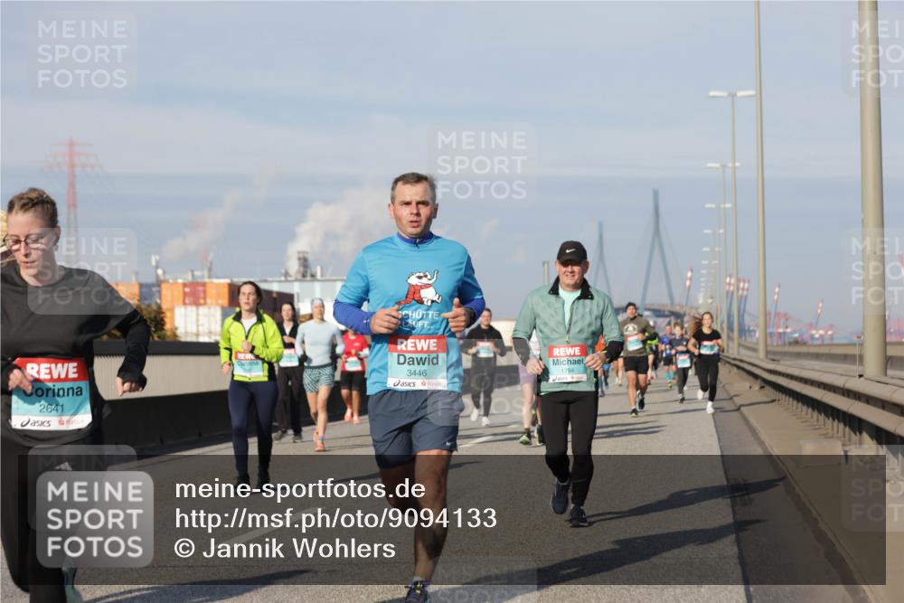 03.10.2025 - Köhlbrandbrückenlauf Jannik Wohlers http://msf.ph/oto/9094133 03.10.2025 10:00:58 Position 3 2641, 3446, 1794 meine-sportfotos.de