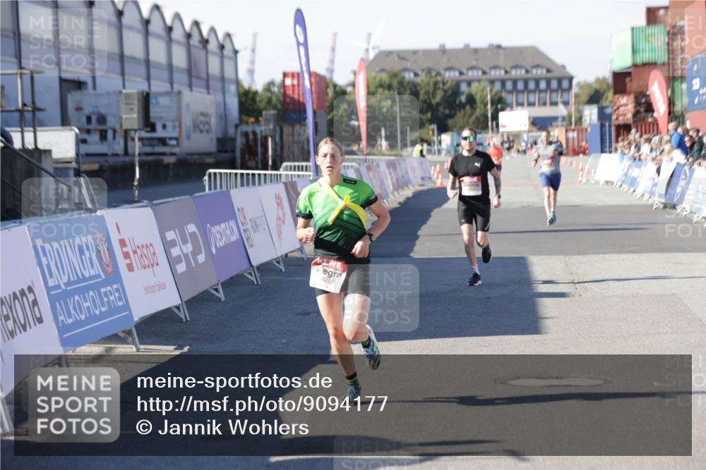 03.10.2025 - Köhlbrandbrückenlauf Jannik Wohlers http://msf.ph/oto/9094177 03.10.2025 12:54:43 Ziel 4079, 4106, 4209, 6621, 6683 meine-sportfotos.de