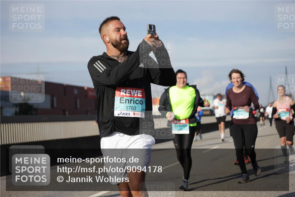 03.10.2025 - Köhlbrandbrückenlauf Jannik Wohlers http://msf.ph/oto/9094178 03.10.2025 10:12:39 Position 3 1763, 2916 meine-sportfotos.de