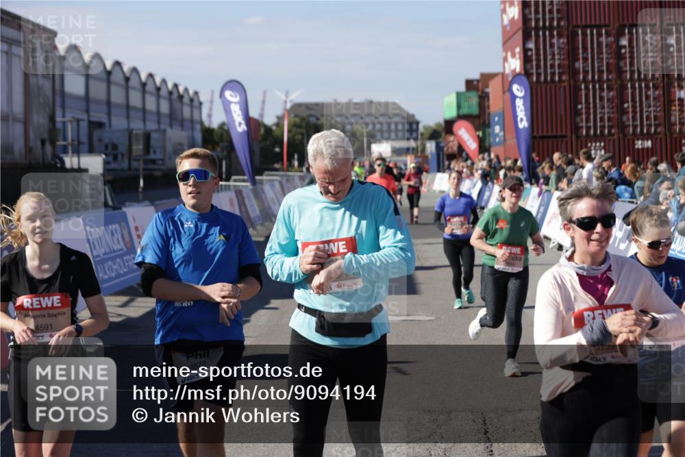 03.10.2025 - Köhlbrandbrückenlauf Jannik Wohlers http://msf.ph/oto/9094194 03.10.2025 13:20:29 Ziel 4269, 4385, 4570, 4571, 4591, 4672, 4739, 4790, 4859, 5082, 5144, 5160, 5208, 5543, 5631, 5790, 6035 meine-sportfotos.de