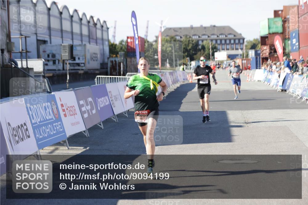 03.10.2025 - Köhlbrandbrückenlauf Jannik Wohlers http://msf.ph/oto/9094199 03.10.2025 12:54:43 Ziel 4079, 4106, 4209, 6621, 6683 meine-sportfotos.de
