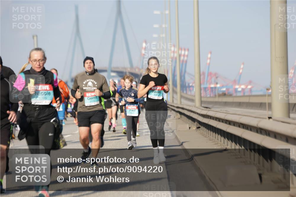 03.10.2025 - Köhlbrandbrückenlauf Jannik Wohlers http://msf.ph/oto/9094220 03.10.2025 10:01:01 Position 3 2788, 2172, 1548, 3125 meine-sportfotos.de