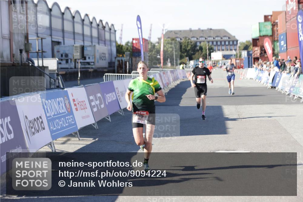 03.10.2025 - Köhlbrandbrückenlauf Jannik Wohlers http://msf.ph/oto/9094224 03.10.2025 12:54:43 Ziel 4079, 4106, 4209, 6621, 6683 meine-sportfotos.de