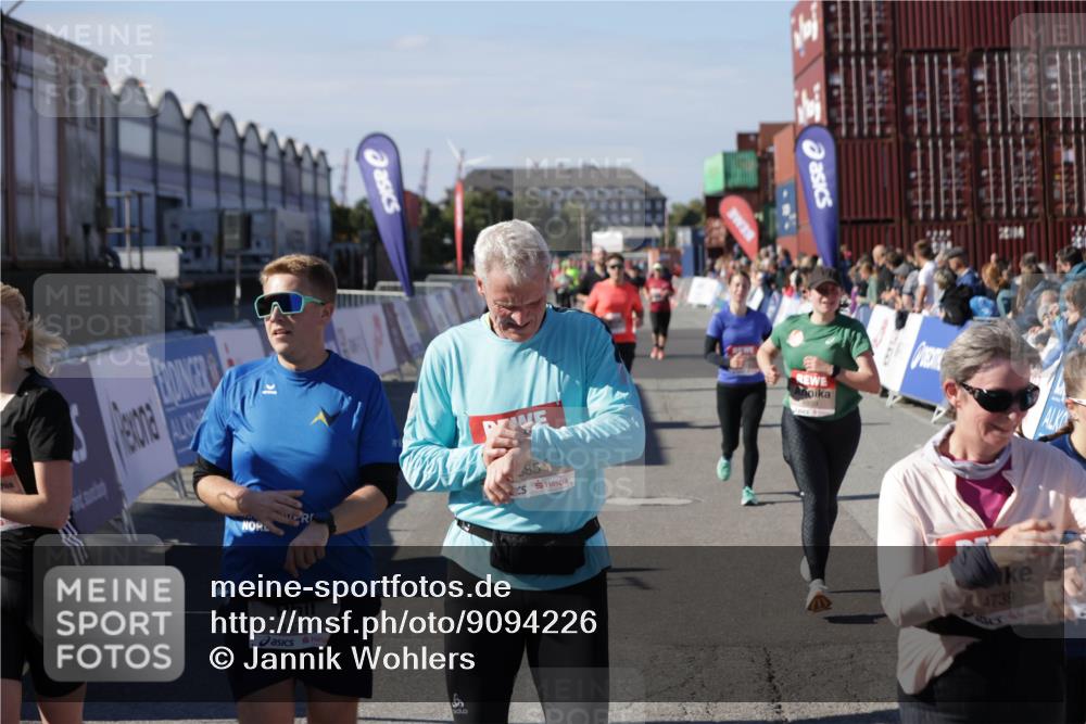 03.10.2025 - Köhlbrandbrückenlauf Jannik Wohlers http://msf.ph/oto/9094226 03.10.2025 13:20:29 Ziel 4269, 4385, 4570, 4571, 4591, 4672, 4739, 4790, 4859, 5082, 5144, 5160, 5208, 5543, 5631, 5790, 6035 meine-sportfotos.de