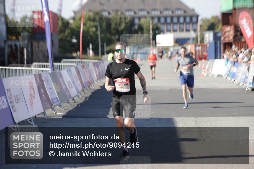 03.10.2025 - Köhlbrandbrückenlauf Jannik Wohlers http://msf.ph/oto/9094245 03.10.2025 12:54:44 Ziel 4079, 4106, 4209, 6621, 6683 meine-sportfotos.de
