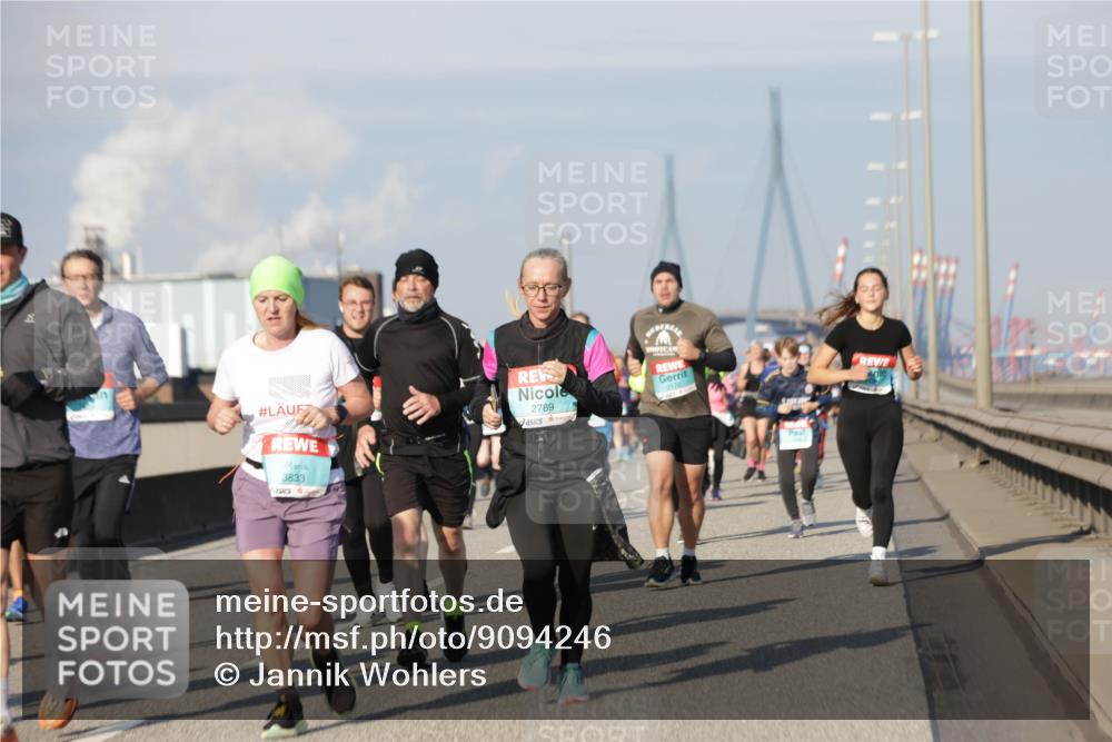 03.10.2025 - Köhlbrandbrückenlauf Jannik Wohlers http://msf.ph/oto/9094246 03.10.2025 10:01:02 Position 3 3833, 2789, 2172 meine-sportfotos.de