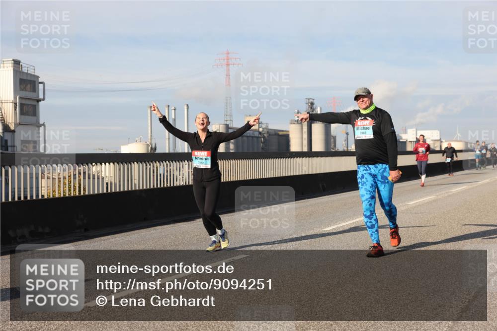 03.10.2025 - Köhlbrandbrückenlauf Lena Gebhardt http://msf.ph/oto/9094251 03.10.2025 10:09:09 Position 2 2462, 2463 meine-sportfotos.de