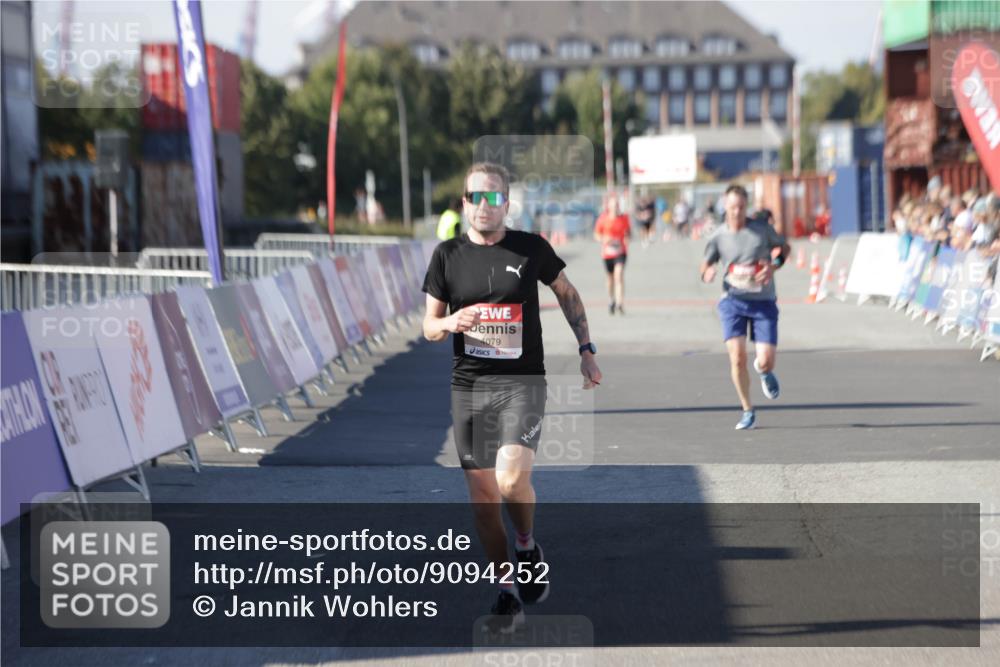03.10.2025 - Köhlbrandbrückenlauf Jannik Wohlers http://msf.ph/oto/9094252 03.10.2025 12:54:44 Ziel 4079, 4106, 4209, 6621, 6683 meine-sportfotos.de