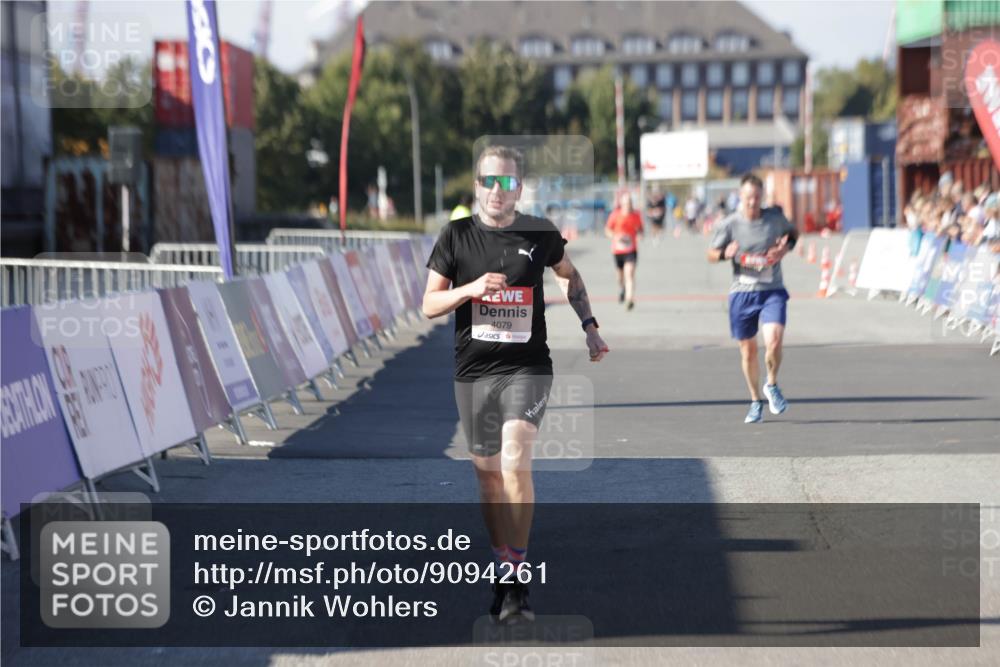 03.10.2025 - Köhlbrandbrückenlauf Jannik Wohlers http://msf.ph/oto/9094261 03.10.2025 12:54:44 Ziel 4079, 4106, 4209, 6621, 6683 meine-sportfotos.de