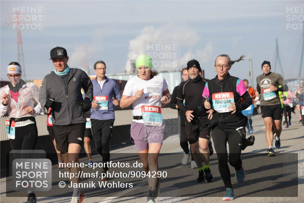 03.10.2025 - Köhlbrandbrückenlauf Jannik Wohlers http://msf.ph/oto/9094290 03.10.2025 10:01:03 Position 3 3, 3833, 2789 meine-sportfotos.de