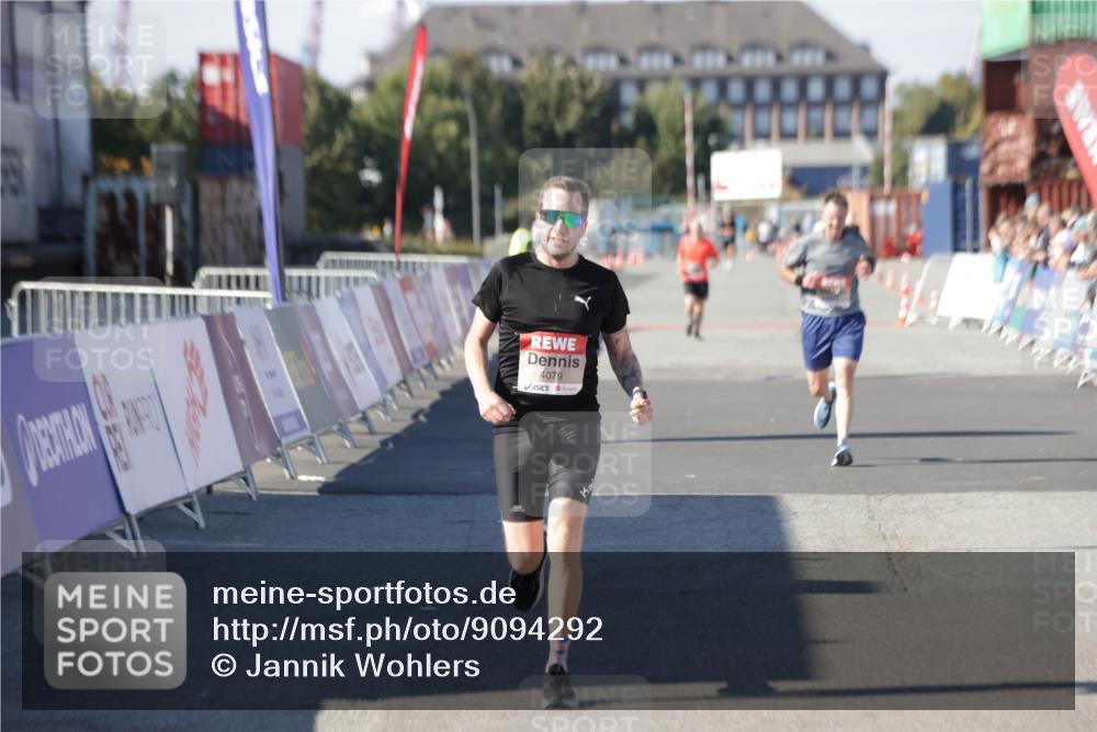 03.10.2025 - Köhlbrandbrückenlauf Jannik Wohlers http://msf.ph/oto/9094292 03.10.2025 12:54:44 Ziel 4079, 4106, 4209, 6621, 6683 meine-sportfotos.de