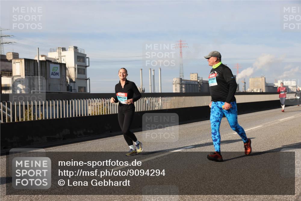 03.10.2025 - Köhlbrandbrückenlauf Lena Gebhardt http://msf.ph/oto/9094294 03.10.2025 10:09:09 Position 2 2463 meine-sportfotos.de