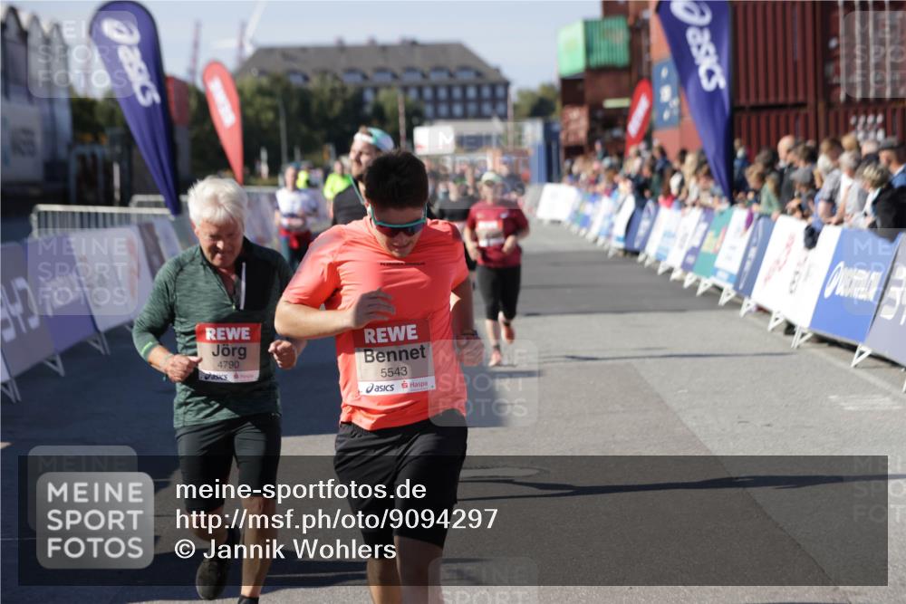 03.10.2025 - Köhlbrandbrückenlauf Jannik Wohlers http://msf.ph/oto/9094297 03.10.2025 13:20:33 Ziel 4269, 4385, 4570, 4591, 4672, 4739, 4790, 4859, 5082, 5208, 5543, 5631, 5790, 6777, 6807 meine-sportfotos.de