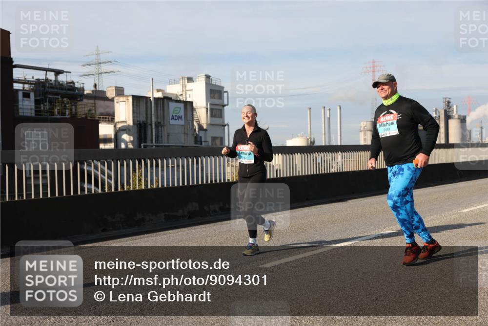 03.10.2025 - Köhlbrandbrückenlauf Lena Gebhardt http://msf.ph/oto/9094301 03.10.2025 10:09:10 Position 2 462, 2463 meine-sportfotos.de