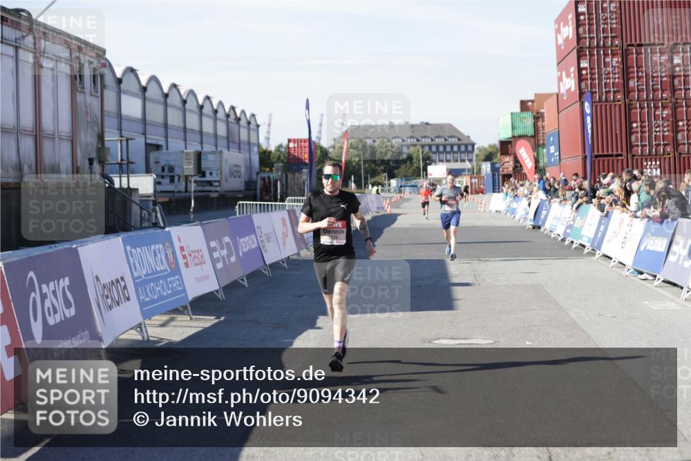 03.10.2025 - Köhlbrandbrückenlauf Jannik Wohlers http://msf.ph/oto/9094342 03.10.2025 12:54:46 Ziel 4079, 4209, 6151, 6621, 6683 meine-sportfotos.de