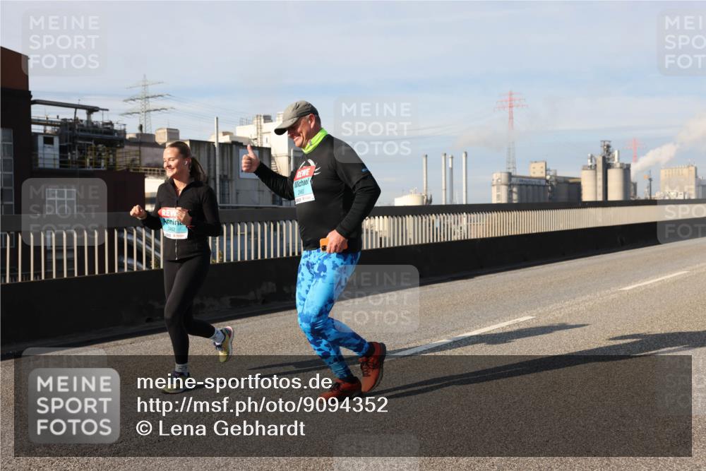 03.10.2025 - Köhlbrandbrückenlauf Lena Gebhardt http://msf.ph/oto/9094352 03.10.2025 10:09:10 Position 2 2462, 2463 meine-sportfotos.de