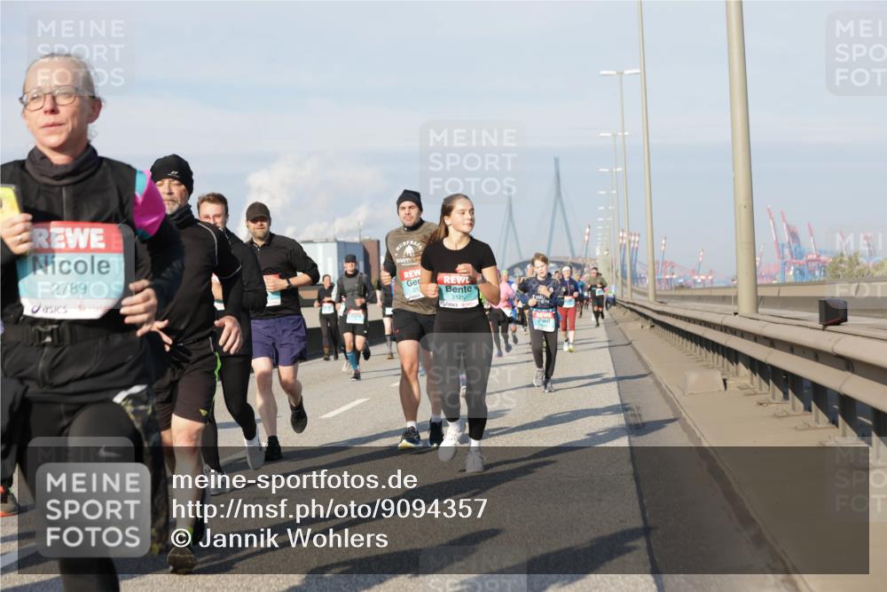 03.10.2025 - Köhlbrandbrückenlauf Jannik Wohlers http://msf.ph/oto/9094357 03.10.2025 10:01:05 Position 3 2789, 211, 3125 meine-sportfotos.de