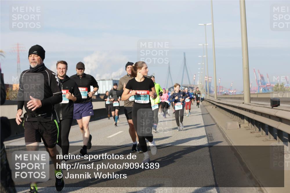 03.10.2025 - Köhlbrandbrückenlauf Jannik Wohlers http://msf.ph/oto/9094389 03.10.2025 10:01:05 Position 3 3125 meine-sportfotos.de