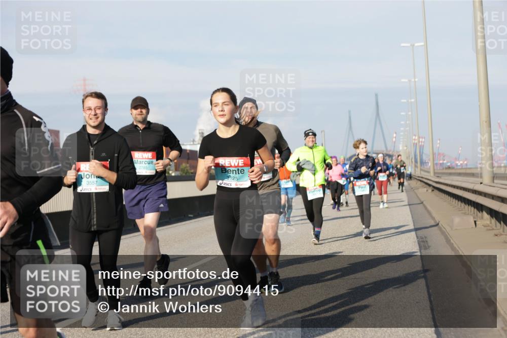 03.10.2025 - Köhlbrandbrückenlauf Jannik Wohlers http://msf.ph/oto/9094415 03.10.2025 10:01:06 Position 3 3557, 2785, 3125 meine-sportfotos.de