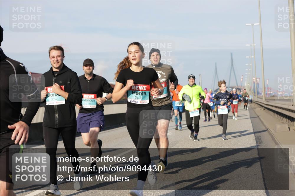 03.10.2025 - Köhlbrandbrückenlauf Jannik Wohlers http://msf.ph/oto/9094430 03.10.2025 10:01:06 Position 3 3557, 2785, 3125 meine-sportfotos.de