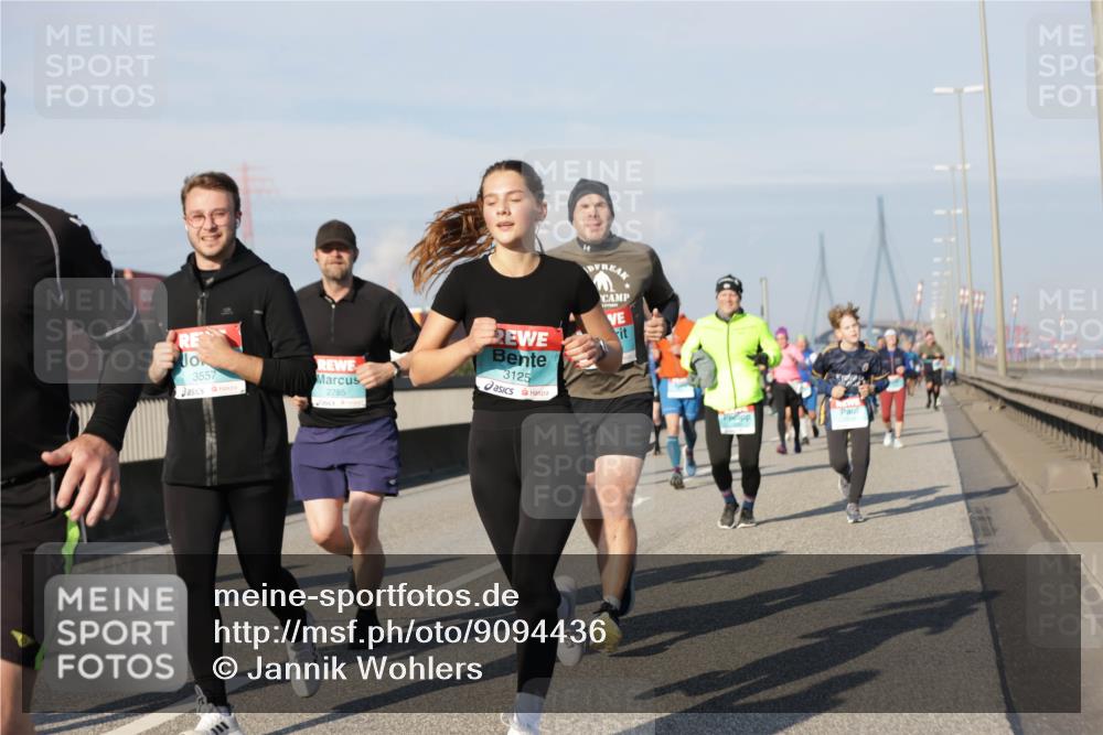 03.10.2025 - Köhlbrandbrückenlauf Jannik Wohlers http://msf.ph/oto/9094436 03.10.2025 10:01:06 Position 3 3125, 3557, 2785, 1 meine-sportfotos.de