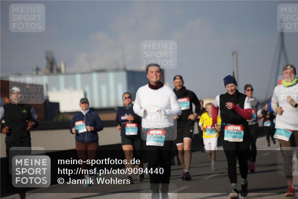 03.10.2025 - Köhlbrandbrückenlauf Jannik Wohlers http://msf.ph/oto/9094440 03.10.2025 10:12:50 Position 3 2999, 3001, 3000 meine-sportfotos.de