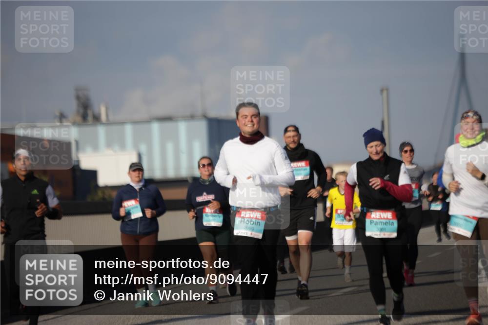 03.10.2025 - Köhlbrandbrückenlauf Jannik Wohlers http://msf.ph/oto/9094447 03.10.2025 10:12:50 Position 3 2999, 1806, 3001, 3000 meine-sportfotos.de