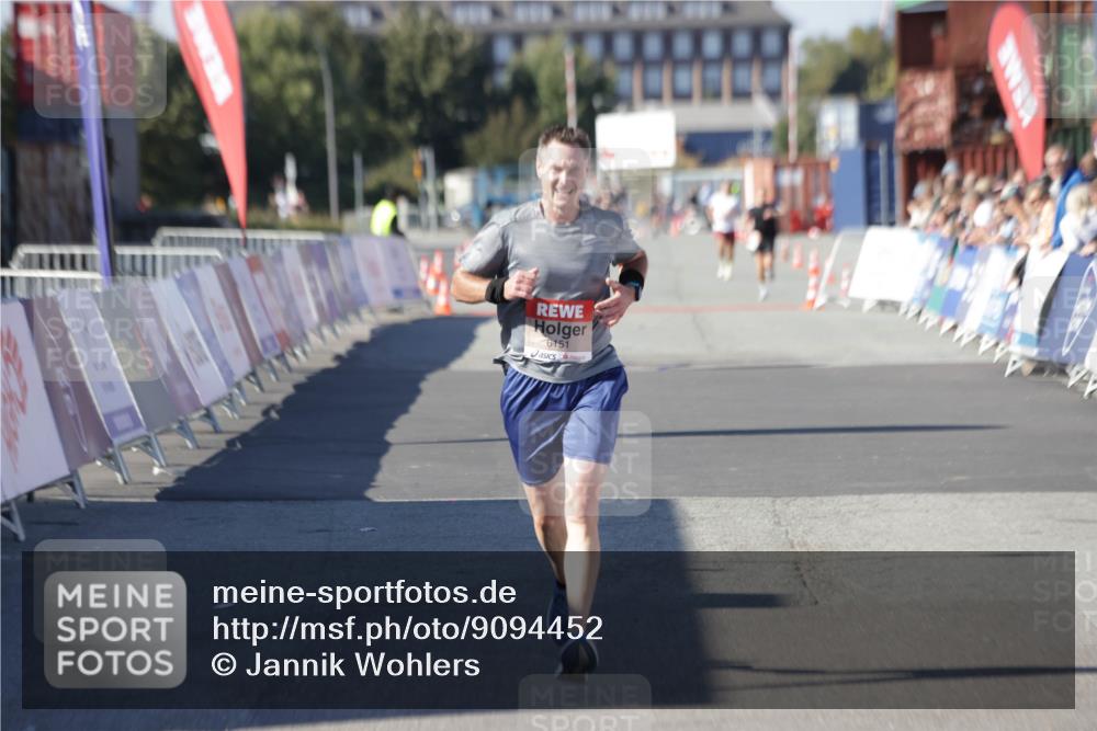 03.10.2025 - Köhlbrandbrückenlauf Jannik Wohlers http://msf.ph/oto/9094452 03.10.2025 12:54:48 Ziel 4079, 6151, 6621, 6683 meine-sportfotos.de