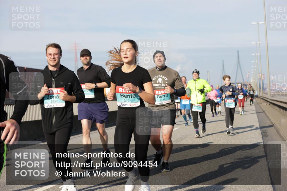 03.10.2025 - Köhlbrandbrückenlauf Jannik Wohlers http://msf.ph/oto/9094454 03.10.2025 10:01:06 Position 3 3557, 2785, 3125, 2172 meine-sportfotos.de