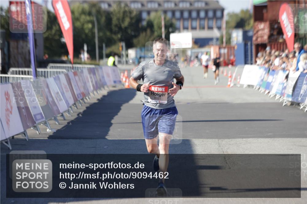 03.10.2025 - Köhlbrandbrückenlauf Jannik Wohlers http://msf.ph/oto/9094462 03.10.2025 12:54:48 Ziel 4079, 6151, 6621, 6683 meine-sportfotos.de