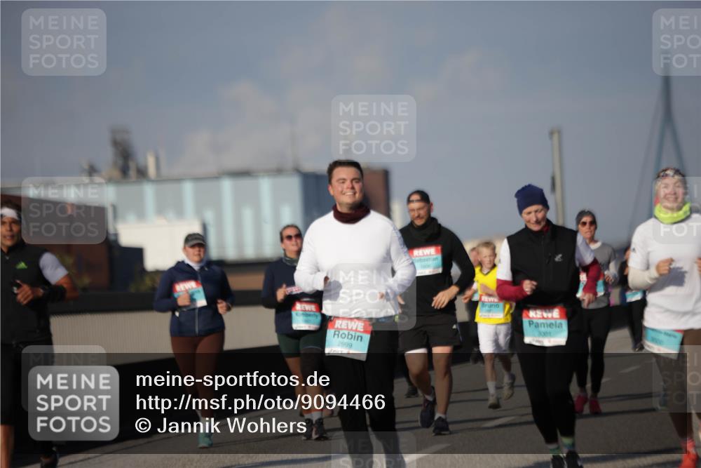 03.10.2025 - Köhlbrandbrückenlauf Jannik Wohlers http://msf.ph/oto/9094466 03.10.2025 10:12:50 Position 3 2999, 3001, 3000 meine-sportfotos.de